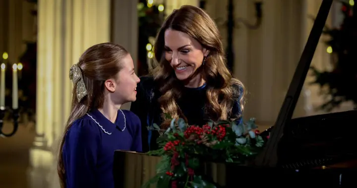 被凯特美到啦！穿蓝色天鹅绒裙高贵典雅，还一手弹琴一手搂夏洛特