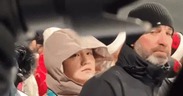 中国记者拍到了在大跳台观赛的樊振东：不同赛场的光芒在此时交汇