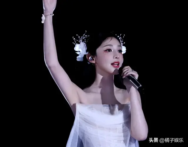 彭小苒《浪姐6》舞台照，一袭白色抹胸裙，美的像公主