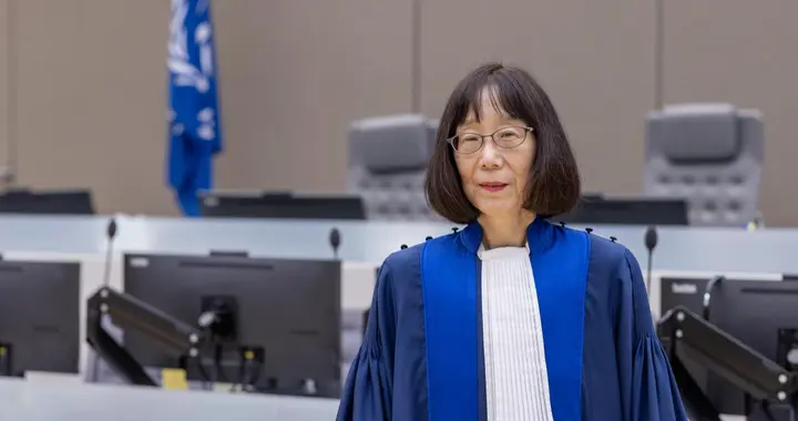 美国动手，制裁日籍ICC院长，沉默24小时，高市的回应让民众炸锅