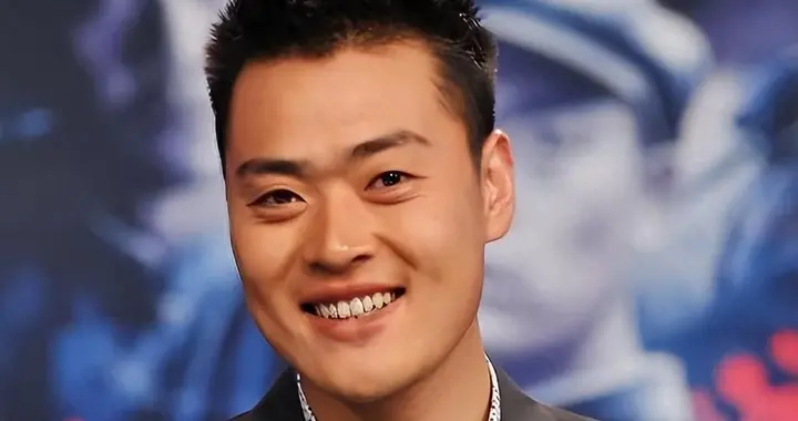 他是大家熟悉的演员，结婚14年与妻子无儿女，如今入住北京四合院