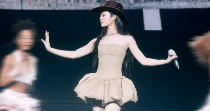 姚晓棠舞台小短裙迷死个人，人美歌甜