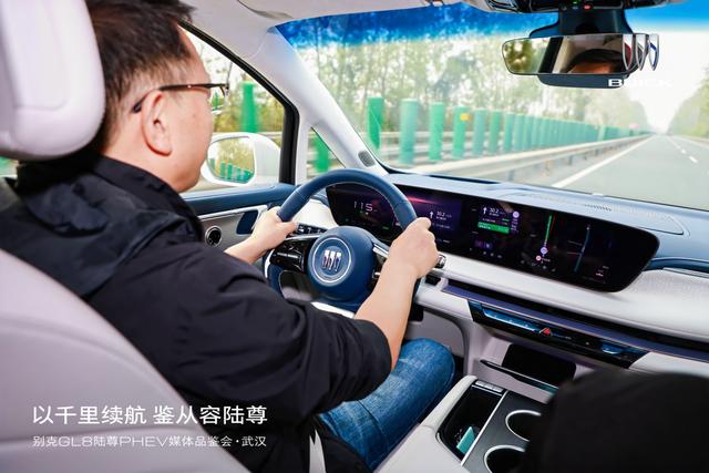 千里长测别克GL8 PHEV：补齐油耗短板，王者带电再进化