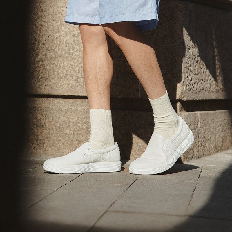 演绎多种风格的爱步休闲鞋，日常通勤穿搭必