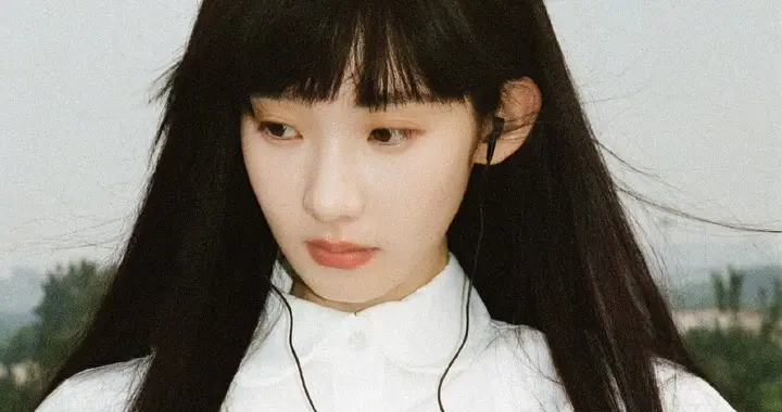 张艺凡校园风写真来袭！这氛围感是青春疼痛文学女主本人吧