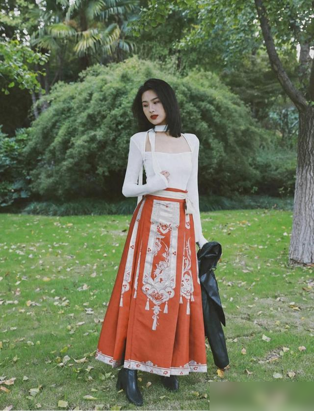 马面裙火了！从故宫红墙到街头潮搭，凭啥成新中式顶流？