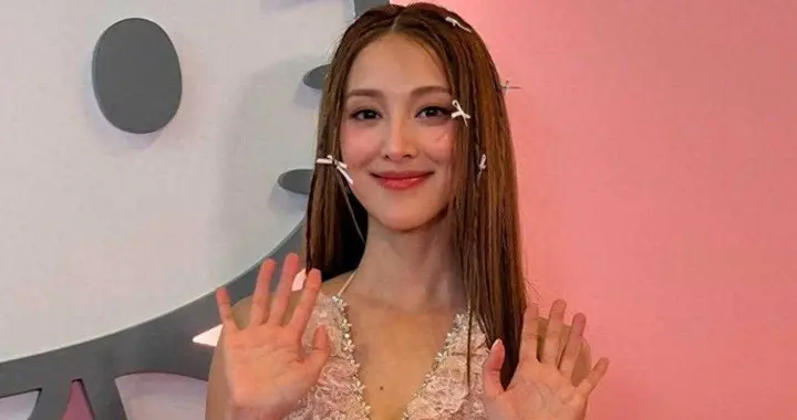 陈凯琳刚冲进浪姐决赛就赶回港庆生，三娃辣妈一袭粉裙惊艳全场 ​