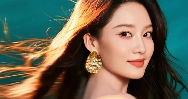 李沁性感写真风情妩媚！不是丰乳肥臀却身材曼妙美艳动人
