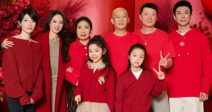 张维伊很小心翼翼，生日和董璇最亲密照没敢发，却被关悦晒了出来