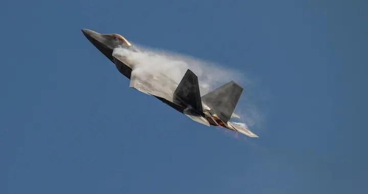 神话破灭？美媒批F-22对伊作战毫无用处，美空军称其只能用于训练