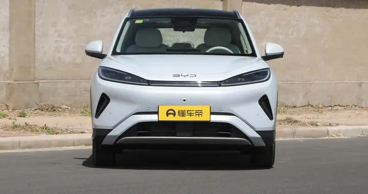 比亚迪又出爆款！插混家用SUV就选它，续航超300km，油耗不到4L
