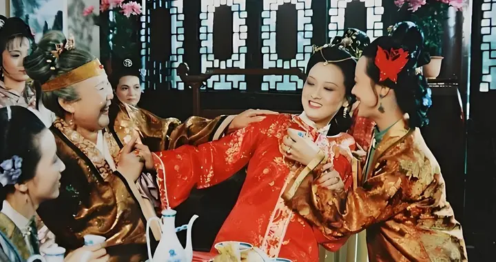 薛宝钗为何称呼王熙凤为“凤丫头”，她的年纪比王熙凤还要大吗？