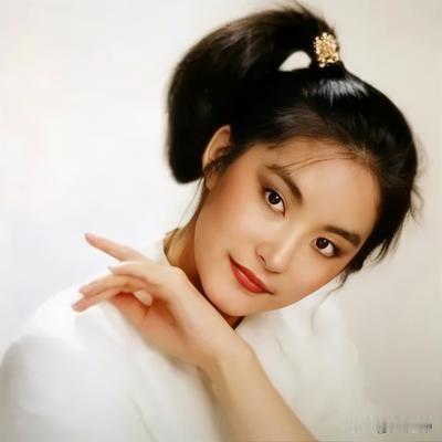 小雨山中：林青霞、张艾嘉手拿扇子影楼照