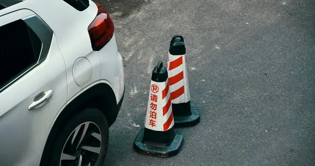 停车1个月电瓶就报废？我亲测3招，长假停车再也不怕打不着火