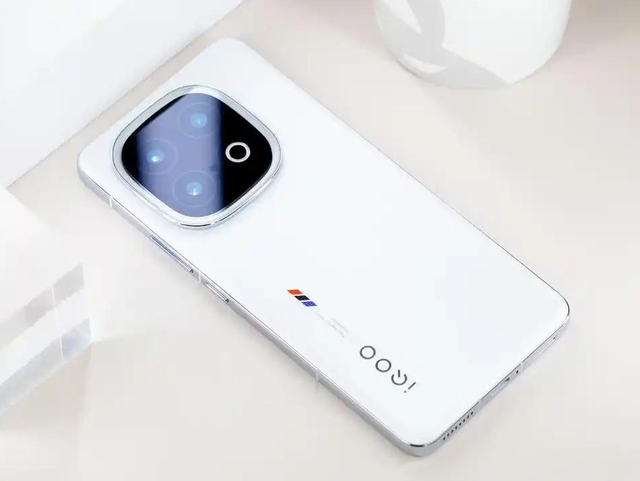 iQOO更激进了，高端2K屏旗舰低至3199元，骁龙8至尊版+6150mAh