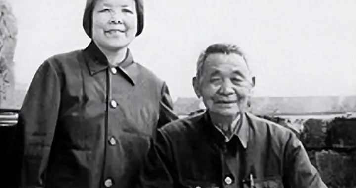 55年农民将军甘祖昌，觉得评师级太高了，向上申报后又提了半级