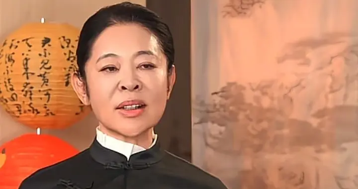 67岁倪萍受采访面相大变，朝天鼻脸馒化 罕谈儿子迷游戏被她劝退学