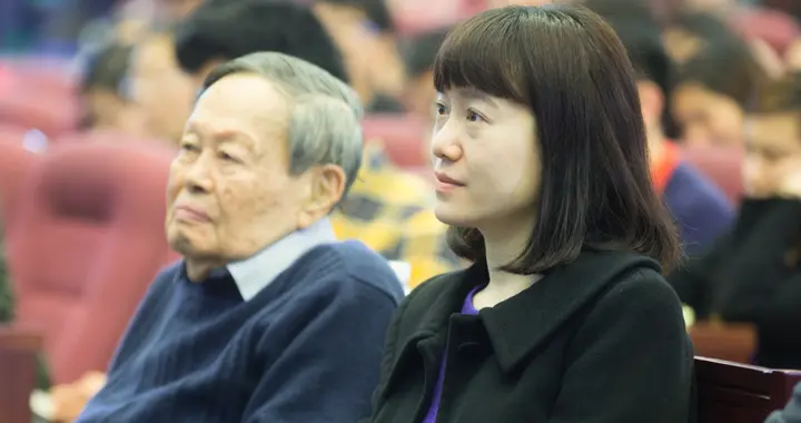 杨振宁去世7个月后，翁帆和妈妈一起听昆曲，依旧在国内也未改嫁
