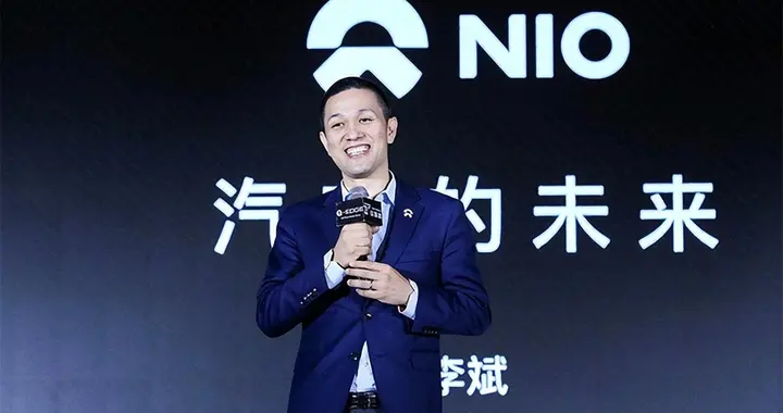 马斯克隔空对话李斌，你们有的我确实没有，特斯拉里连桌子都没有