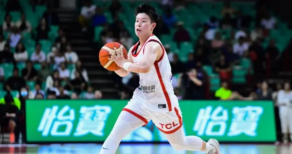 中国女篮新动向，一名主力后卫因伤退出，1号位告急，宫鲁鸣抓瞎