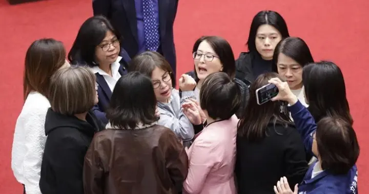 法案通过后绿营不服，强烈反击，郭正亮：赖清德3月对郑丽文动手