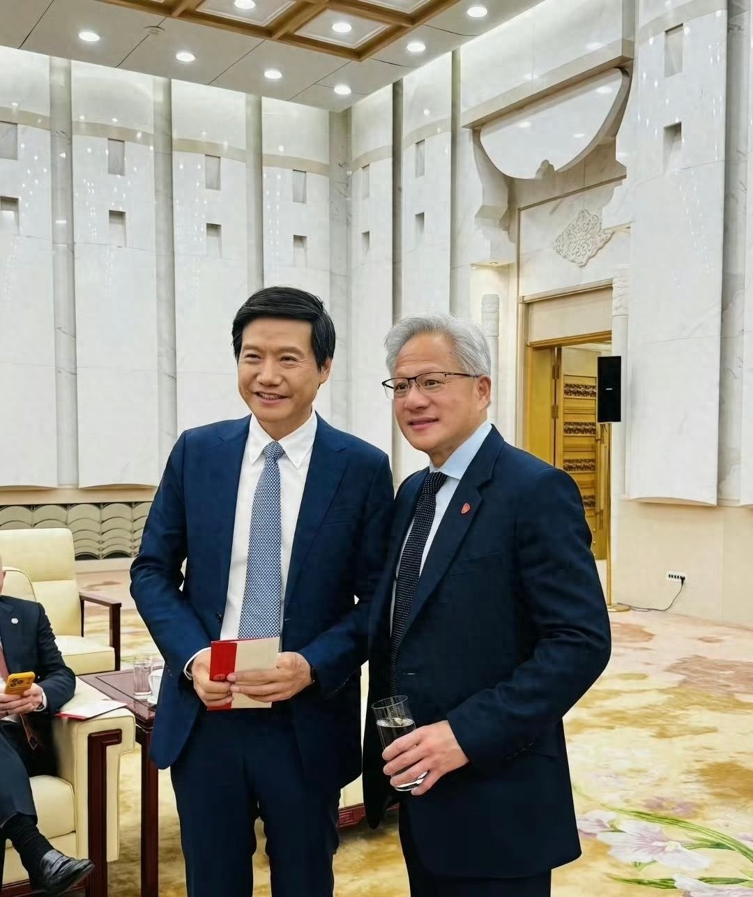雷军天天上台说话，黄峥早就消失在镜头里，他们到底在干啥？
