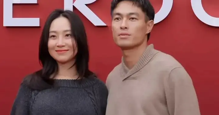 杨祐宁出席活动满头白发好沧桑，刚生三胎的阿梅却美成韩国女明星