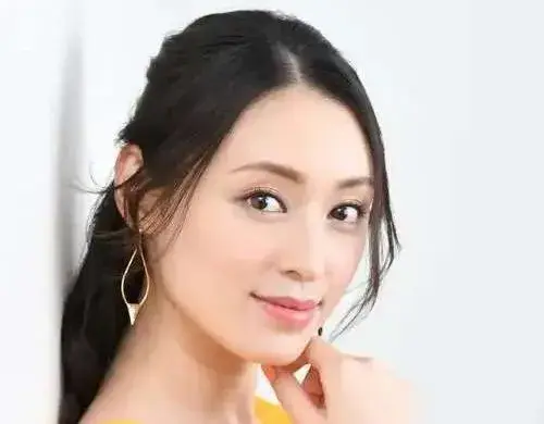 栗山千明即使40岁了，魅力依然，气场更是足足两米八！