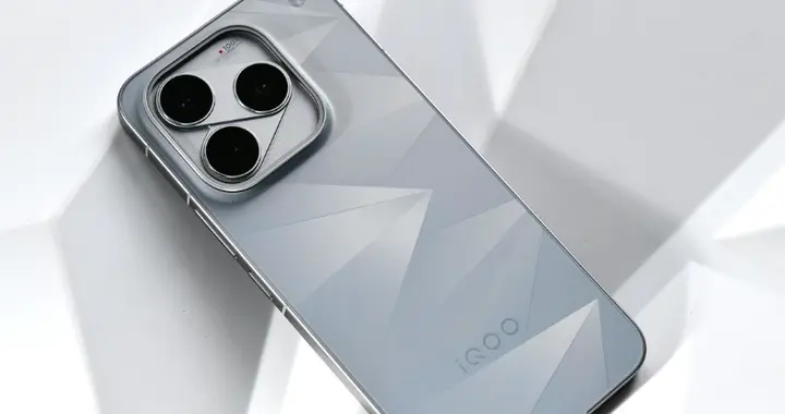 iQOO打造2nm高端芯片手机卷王，557万跑分+2K+8400mAh，价格厚道