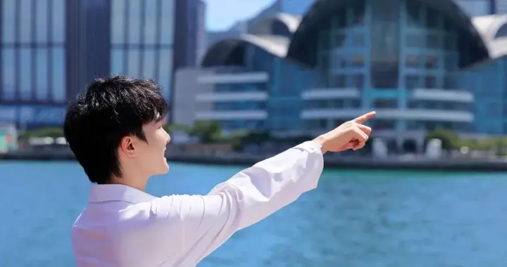 周深工作室发布九宫格照片，见证歌手周深来香港美好瞬间