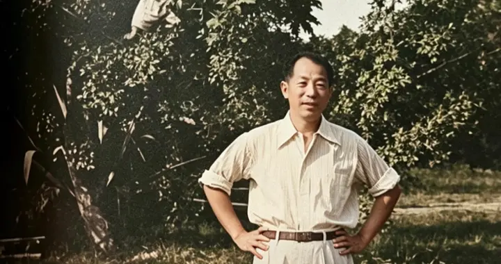 1949年，被幽禁的张学良，与趴在大树上的看守特务刘乙光儿子合影