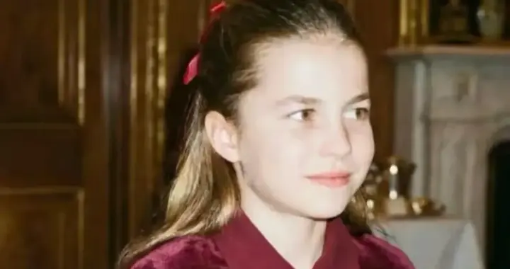 幸运的莉莉贝特公主！金色长发在阳光下更耀眼，摆脱哈里红发基因