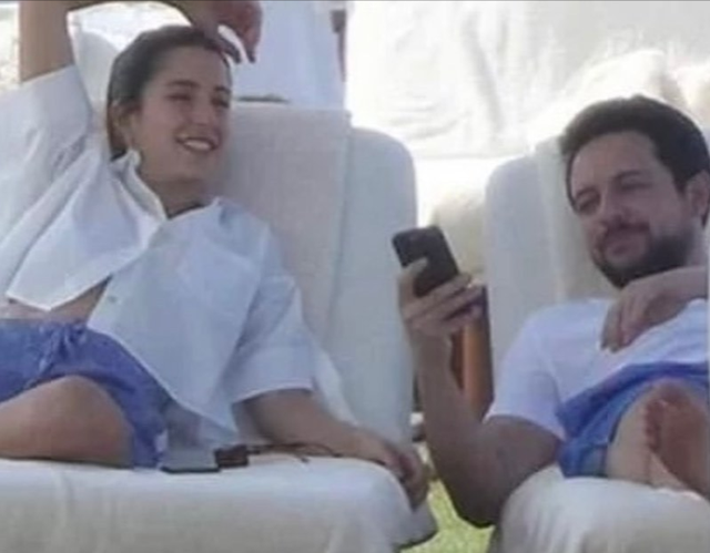 侯赛因携新婚妻子度假被偷拍！90后王储妃素颜穿情侣装，清纯可人