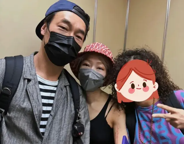 许志安和郑秀文在香港街头被偶遇！郑秀文眼睛肿胀 紧挽许志安手臂