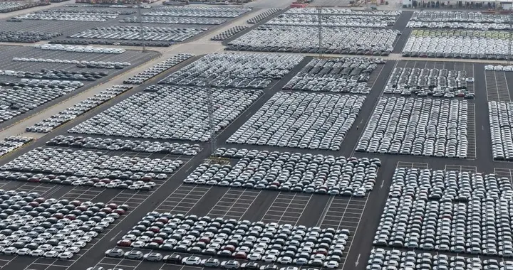 国内卖不动，海外卖爆了！比亚迪这销量太分裂了