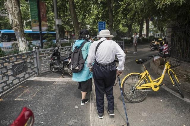 老年驼背的早期信号，抓住治疗黄金期，可极大地延缓病情