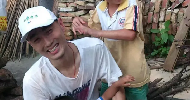 32岁程序员周末晕倒后猝死：抢救期间曾被拉入工作群，死亡后还收到工作消...