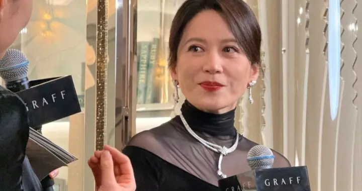 俞飞鸿穿黑丝绒长裙参加活动，55岁怼脸拍仍然很美，岁月不败美人