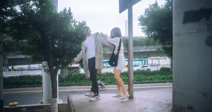 女人有没有被你吸引，看她身体的“选择”，而不是嘴上的态度