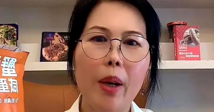 30万年薪不要了？小杨阿姨直播撂挑子，直言：做饭太累！