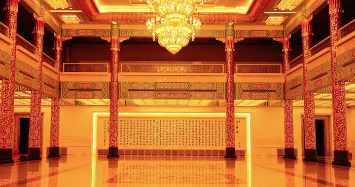 人民大会堂墙上这件书法，用铁打造，字字扛鼎，网友：这才是艺术