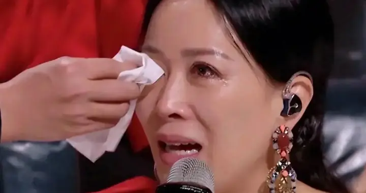 张碧晨被淘汰后，那英大胆发言撕下内娱"伪装"，何炅的反应太意外