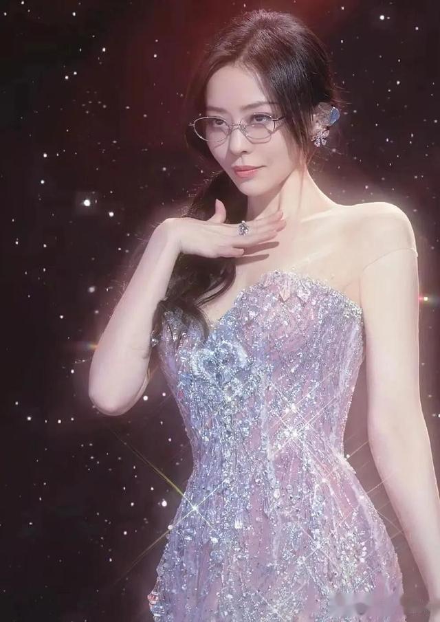 在《天赐的声音》秀身材尝到了甜头，张靓颖准备走网红路线？