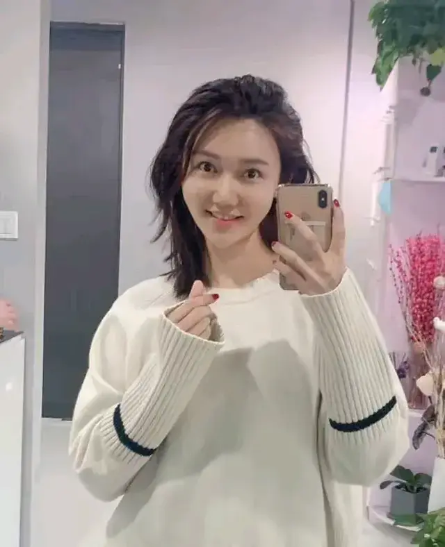 央视著名主持私生活被爆，33岁依旧单身，原因竟是择偶标准太高？