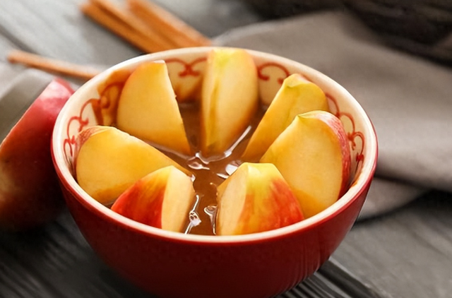 62岁女子每天都蒸苹果吃，一年来从未间断，体检结果连医生都震惊