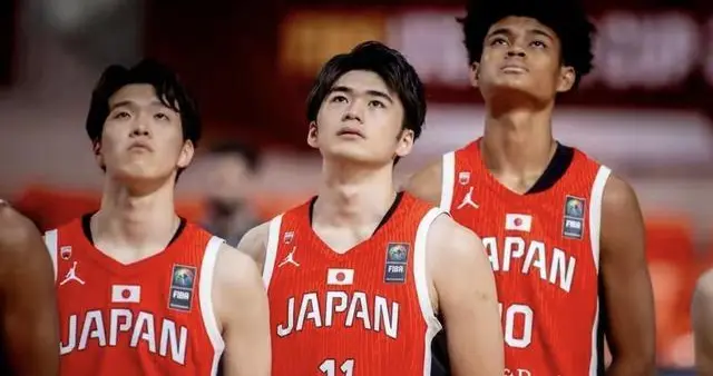 没想到！日本男篮狂输36分原形毕露，中新硬碰硬究竟谁更强？