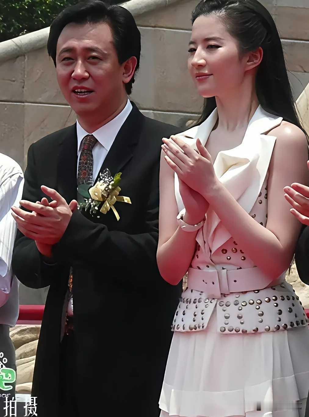 当年能与许大老板同框，曾觉无上荣光，如今再看这张照片，是否会羞愧不已呢...