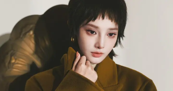 34岁的彭小苒，居然剪了短发了，身穿驼色大衣，真的是越看越耐看