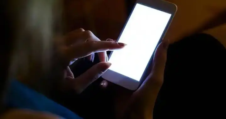 长期在睡前玩手机的人，会付出啥代价？医生：或要承担这4种痛苦