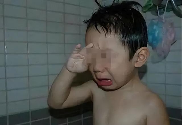 2岁男童一洗澡就哭，医生也检查不出问题，奶奶吞吞吐吐说出实情